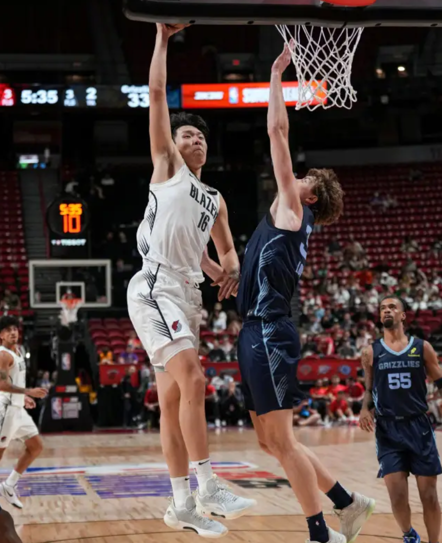 杨瀚森背靠背10+5+5失误 